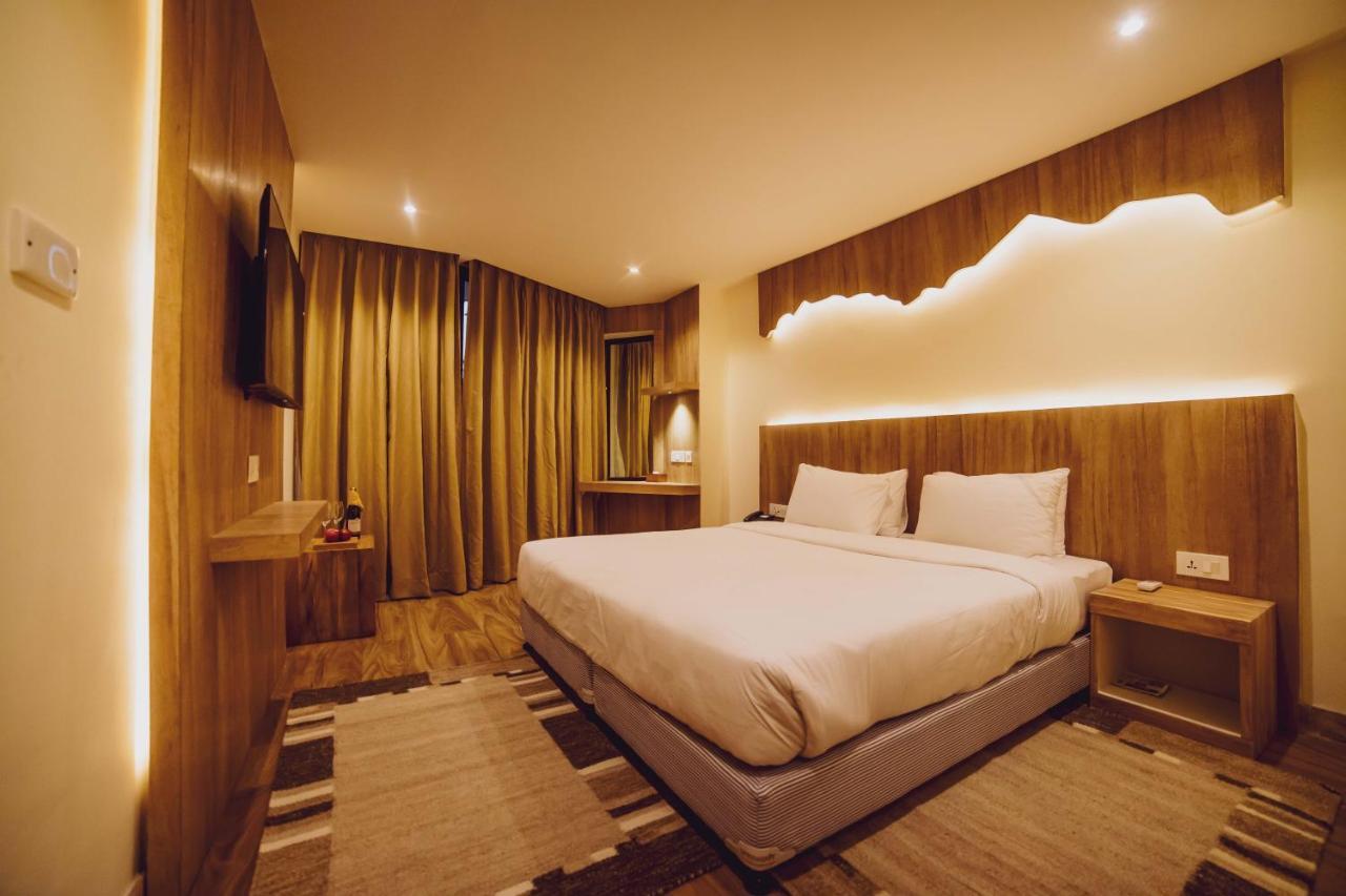 Отель Aabas Pokhara By Barahi Hospitality Экстерьер фото