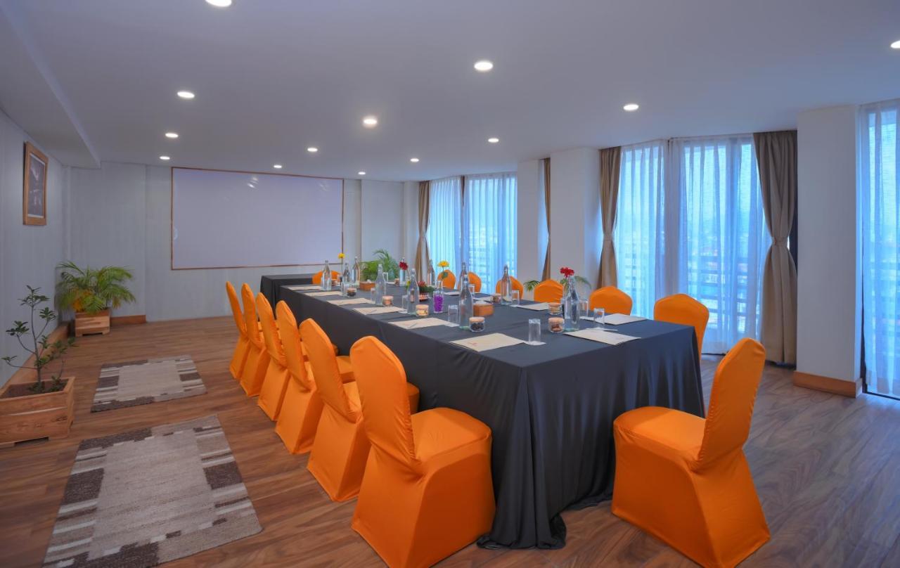 Отель Aabas Pokhara By Barahi Hospitality Экстерьер фото